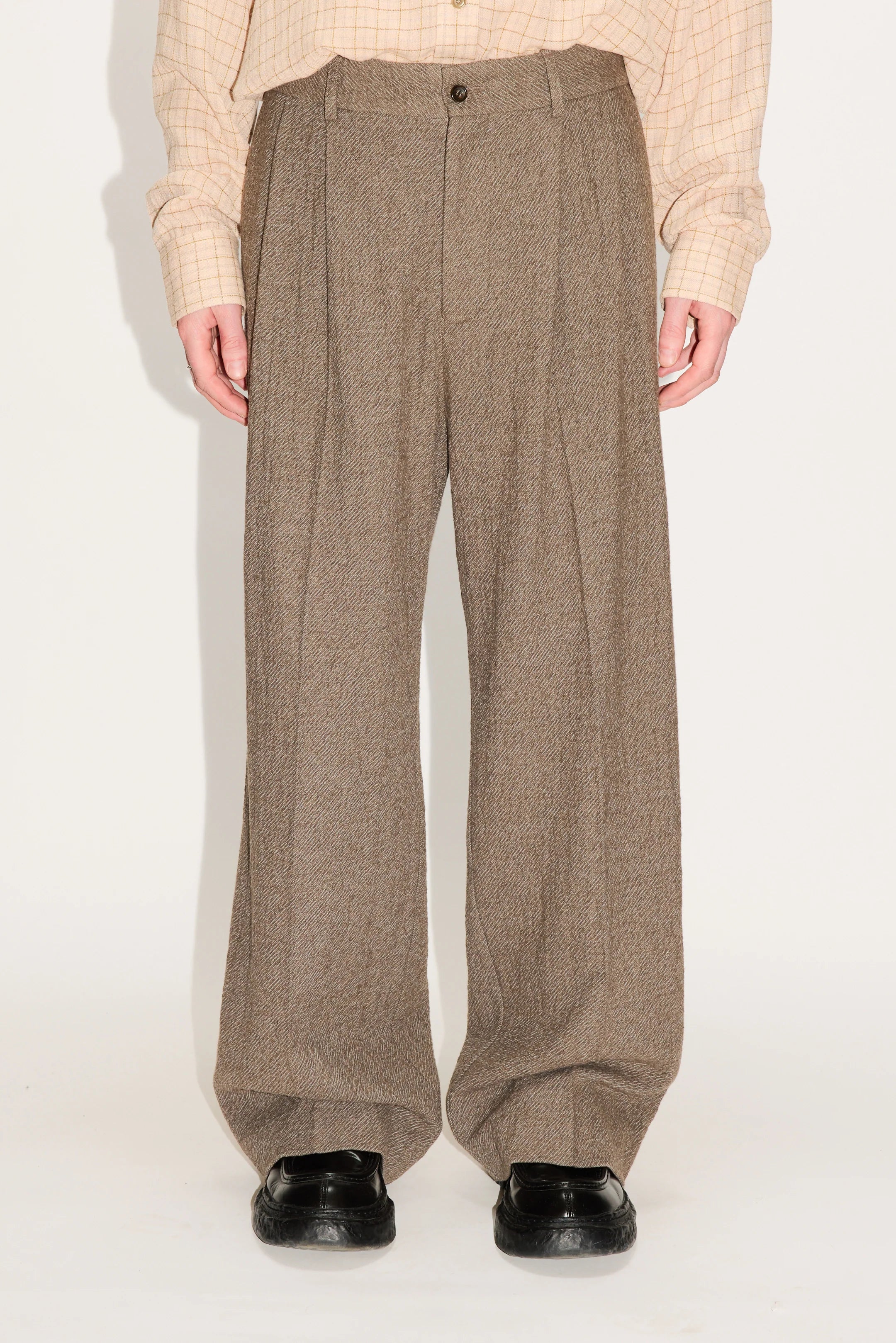 HOPE Loose Fit Trousers In Wavy Beige Twill